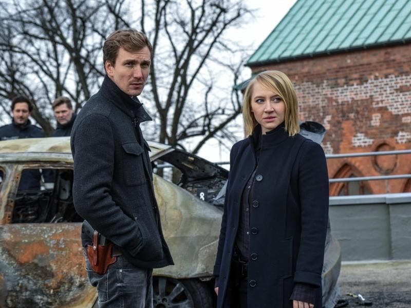 Simon Brandt (Jan Krauter) informiert am Tatort seine Kollegin Nora Weiss (Anna Maria Mühe). Foto: Marion von Der Mehden/ZDF/dpa