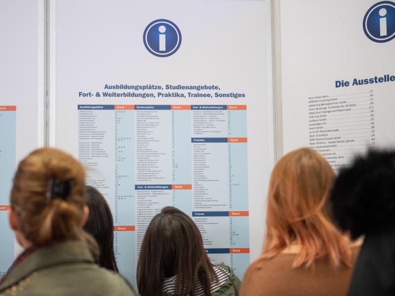 Meister, Techniker oder Fachwirt? Auf der Suche nach der richtigen Aufstiegsweiterbildung sollte man sich beraten lassen. Foto: Andrea Warnecke/dpa-tmn