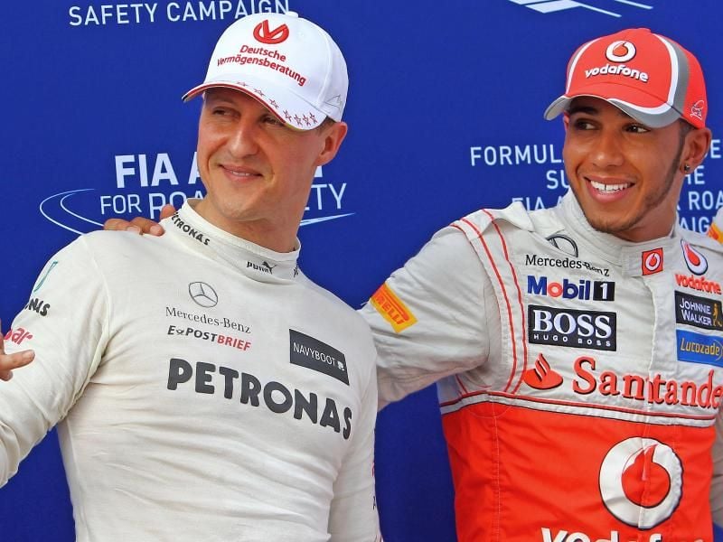 Formel-1-Rekordweltmeister Michael Schumacher (l) und Lewis Hamilton. Foto: Jens Büttner