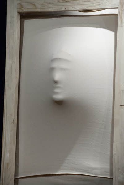 Originell umgesetzt ist die Entstehung Pinocchios aus einem Stück Holz.