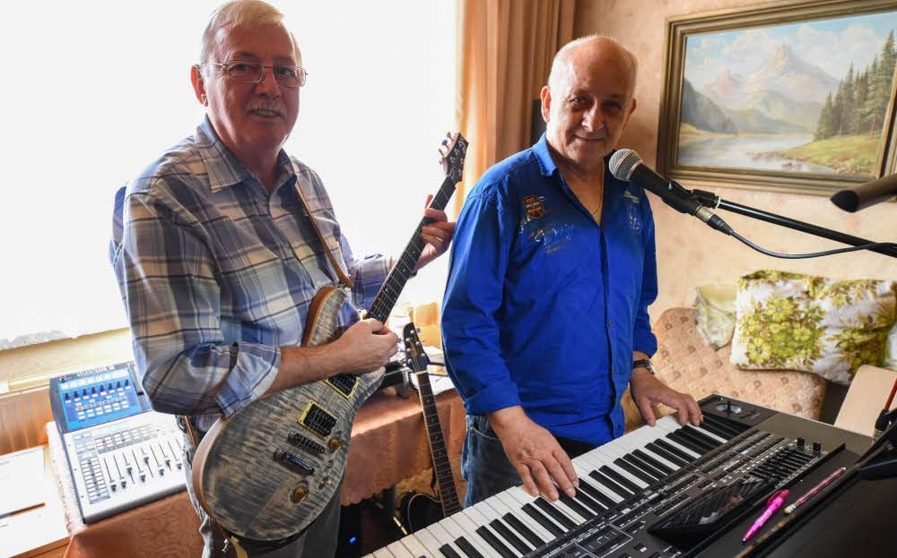 Die Querfurter Jürgen Rösch (l.) und Bernd Merkel sind die Band „Two Oldies“.