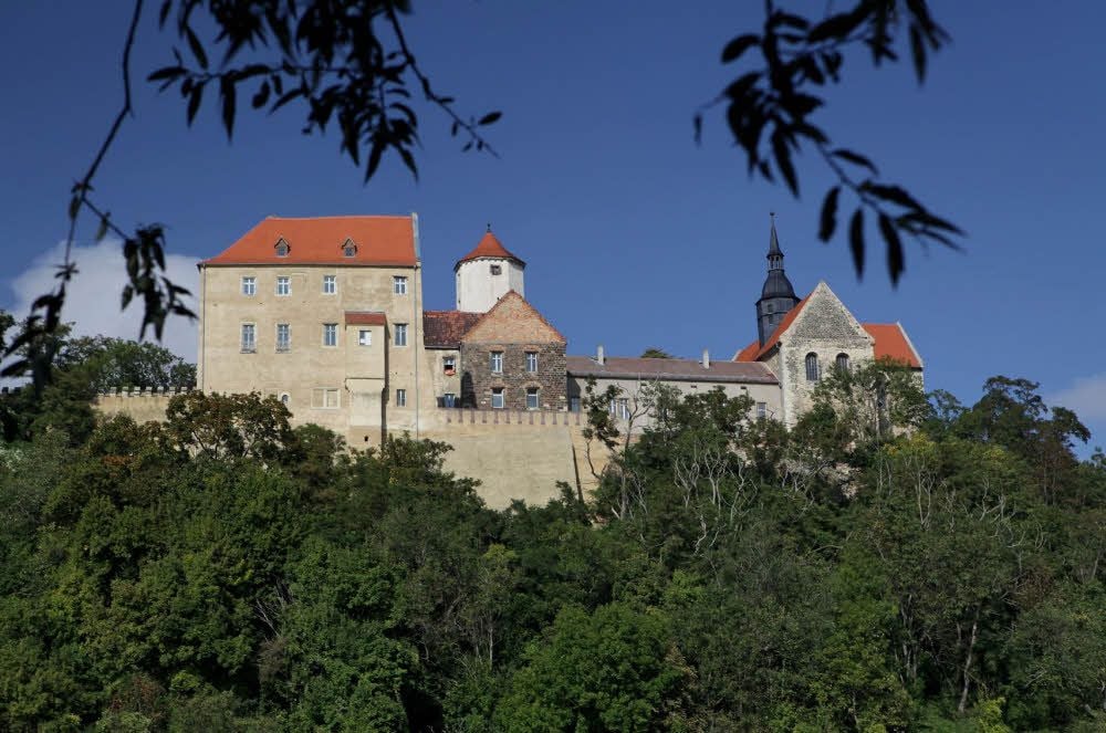 Nahe Naumburg, hoch über dem Saaletal, erhebt sich das Schloss Goseck, das früher Burg und Kloster war.