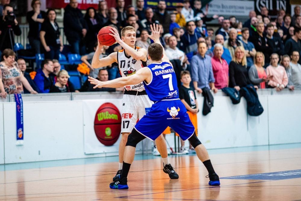 Roland Winterstein (mit Ball) bleibt bei den Sixers.