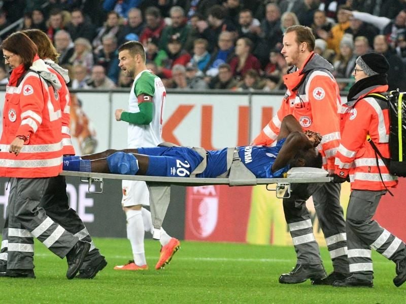 Schalkes Salif Sane wird verletzt vom Platz getragen. Foto: Stefan Puchner/dpa
