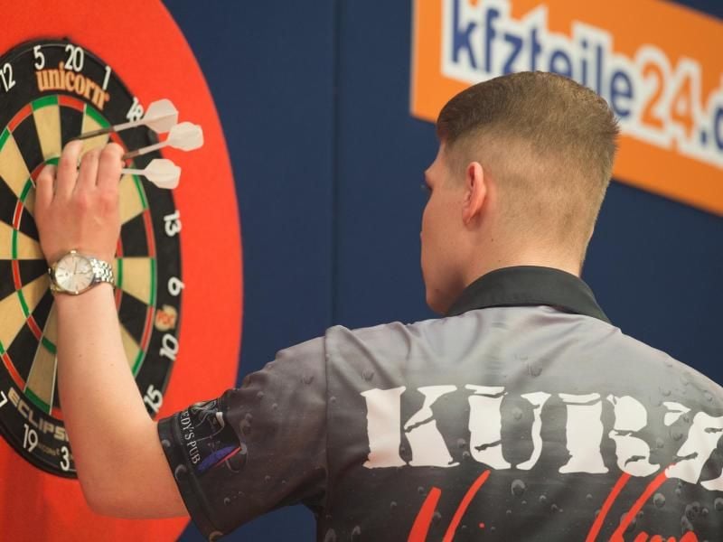 Nico Kurz setzte sich beim Finale der Super League Darts in Hildesheim gegen sieben deutsche Konkurrenten durch. Foto: Friso Gentsch/dpa
