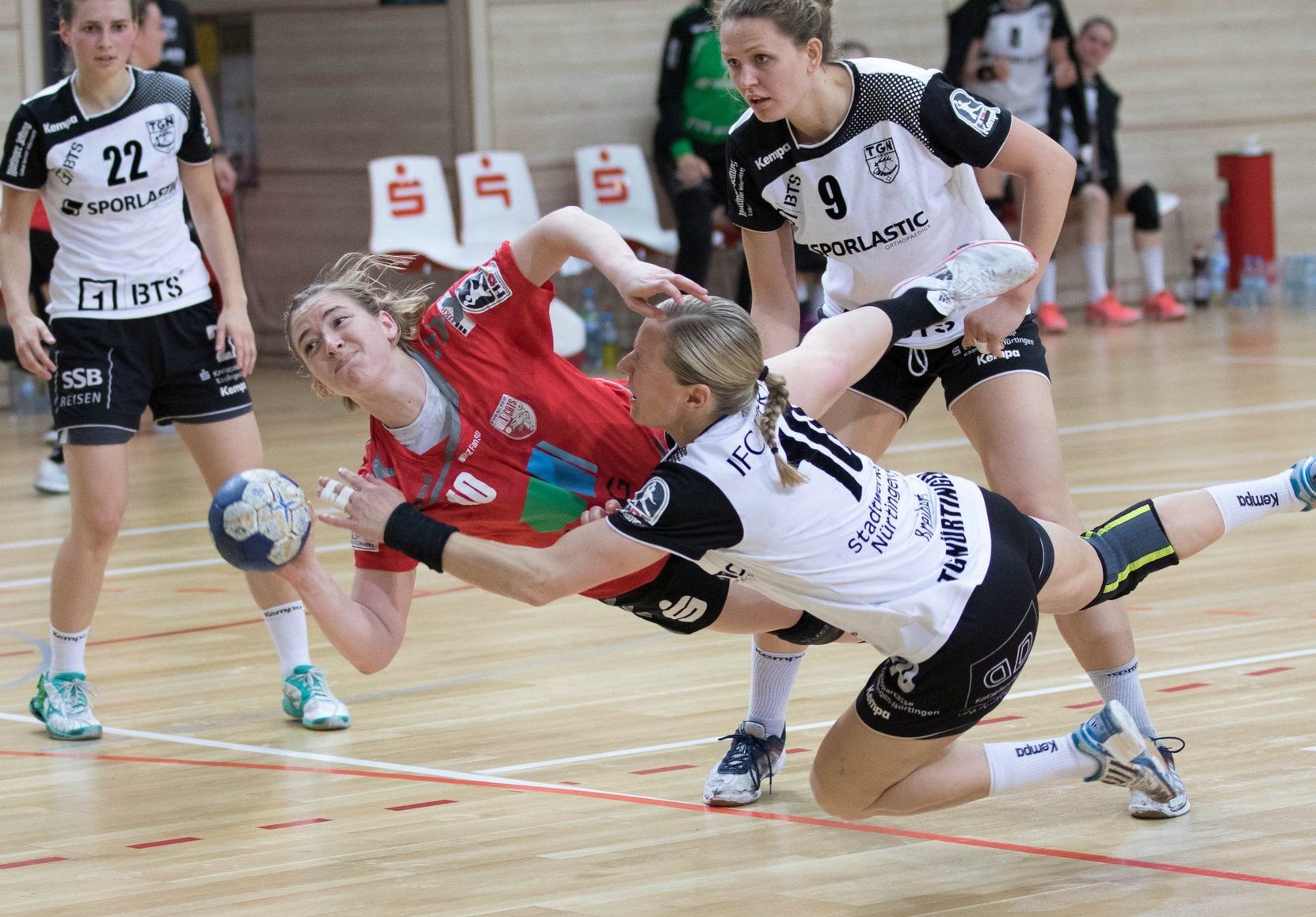 Nadine Smit - rotes Trikot, hier im Punktspiel gegen Nürtingen - gibt bei Union den Takt mit vor.