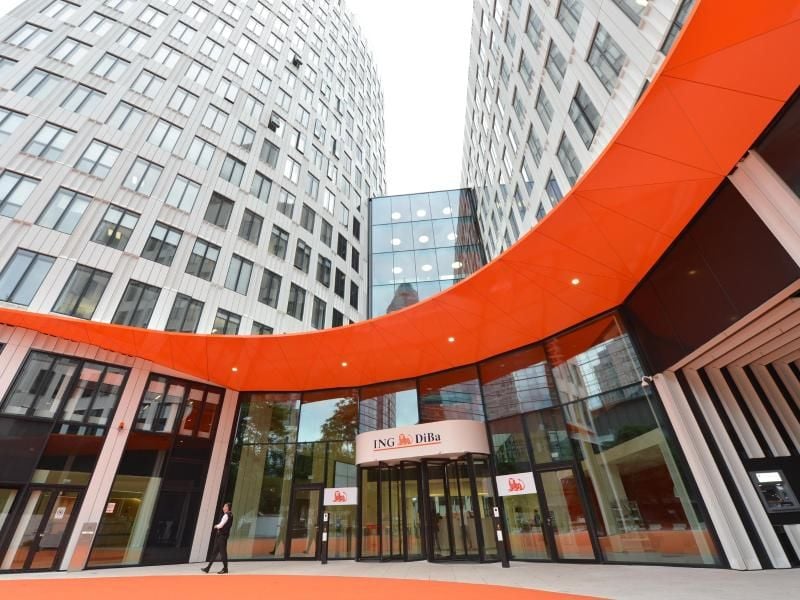 Blick auf den Haupteingang des Unternehmenssitzes der ING-DiBa. Foto: Arne Dedert/Archiv
