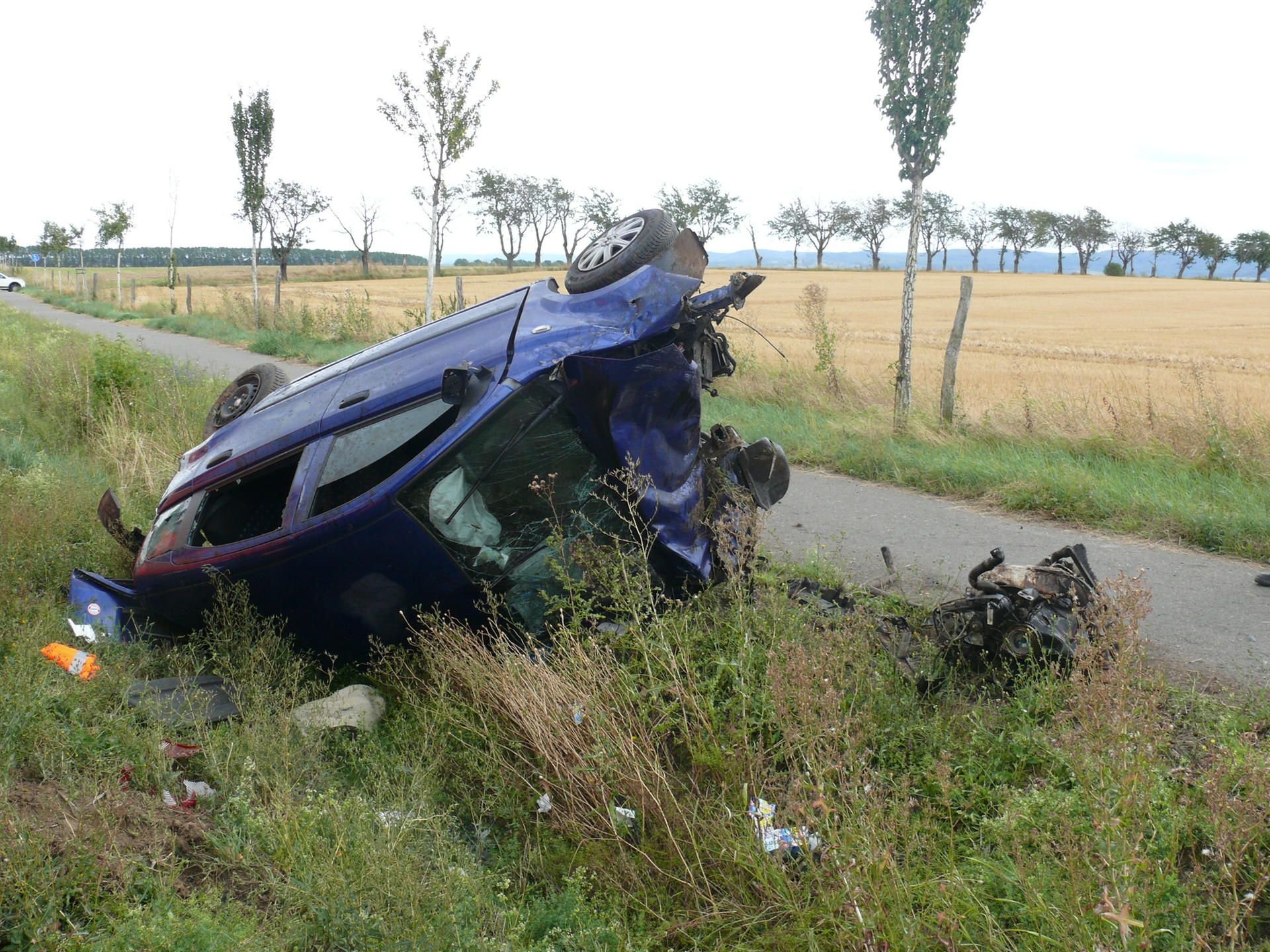Das Wrack des Fiat Panda liegt nach dem Überschlag an der Unfallstelle zwischen Heudeber und Derenburg.