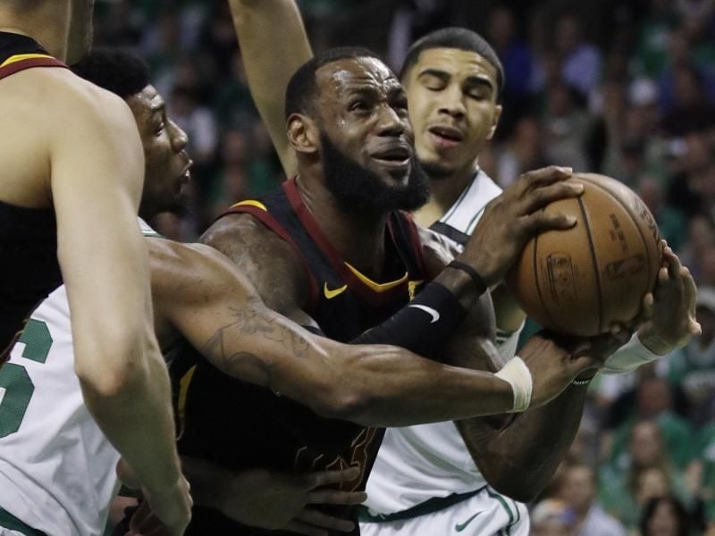 Clevelands Star LeBron James konnte mit seinem Team nicht in Boston gewinnen. Foto: Charles Krupa/AP