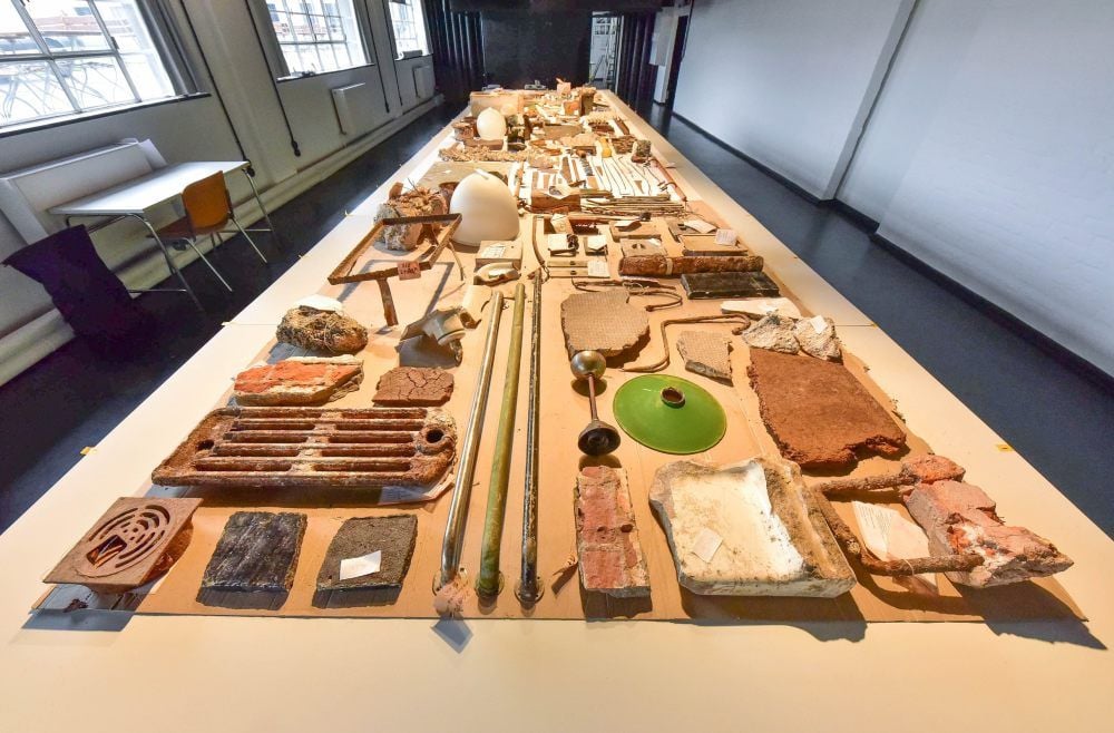 Ein Sammelsurium aus Gegenständen und Materialien verschiedener Bauhausgebäude ist zu einer künstlerischen Komposition verschmolzen.