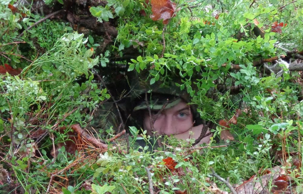 Sehen, aber nicht gesehen werden. Tarnen und täuschen gehören zur Grundausbildung eines Soldaten und wird auch im Camp vermittelt.