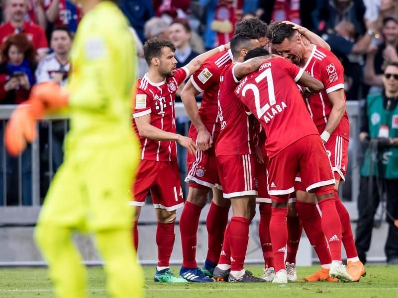 Die Münchener Spieler um Torschütze Sandro Wagner (r) jubeln über das Tor zum 2:1. Foto: Sven Hoppe