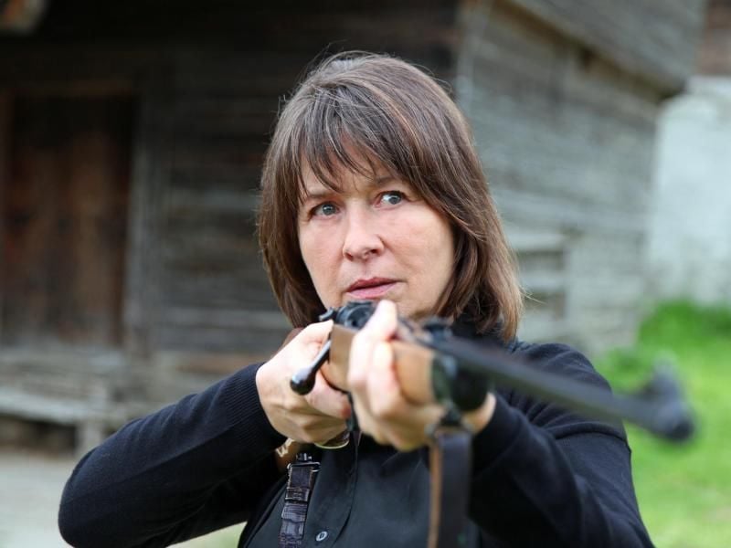 Erna (Franziska Walser) hat zum Gewehr gegriffen. Foto: Andrea Mayer-Rinner/ZDF