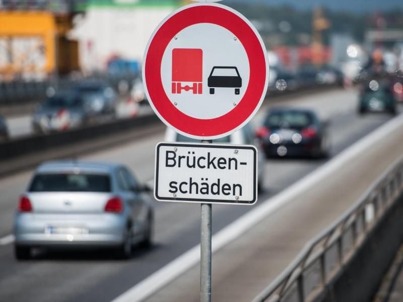 Ein Hinweisschild mit der Aufschrift „Brückenschäden” steht auf der Schiersteiner Brücke. Foto: Andreas Arnold/Archiv