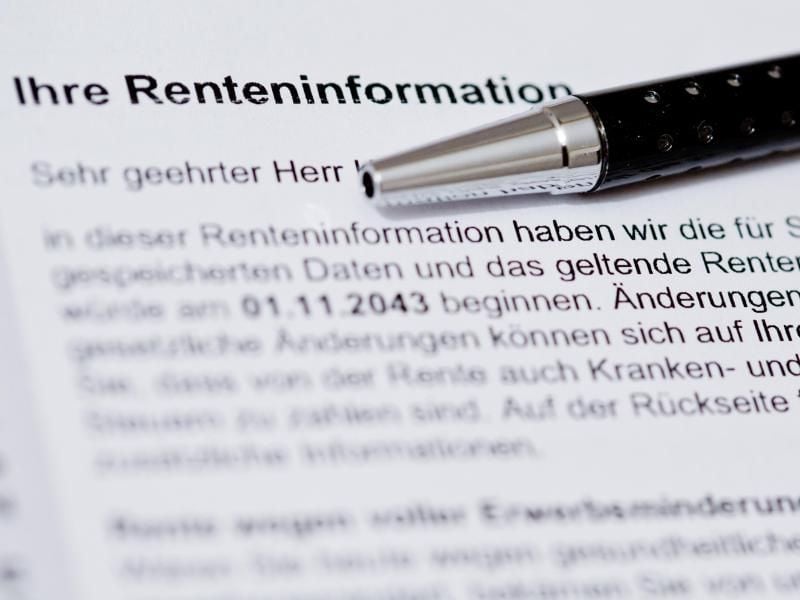 Verlässlich sind Renteninformationen nur, wenn alle Änderungen im Berufsleben berücksichtigt wurden. Versicherte sollten daher rechtzeitig eine Kontoklärung veranlassen. Foto: Daniel Karmann/dpa