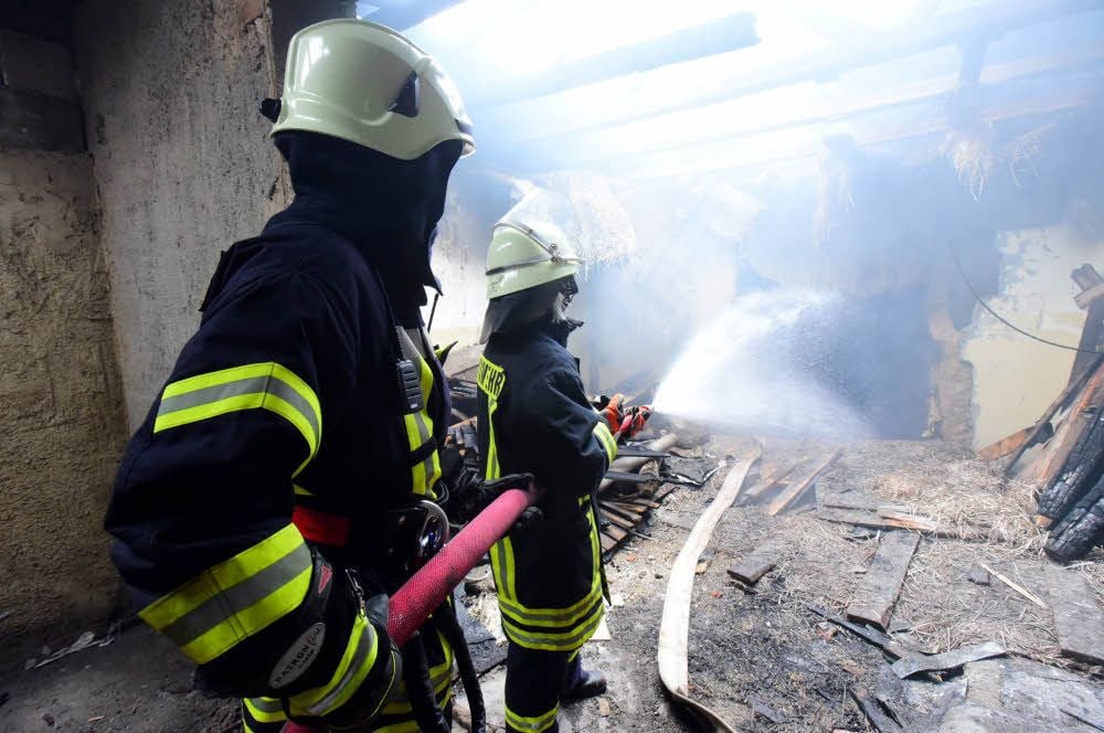 Die Teucherner Feuerwehrleute löschen die Flammen am Eingang des alten Vorführstollens.