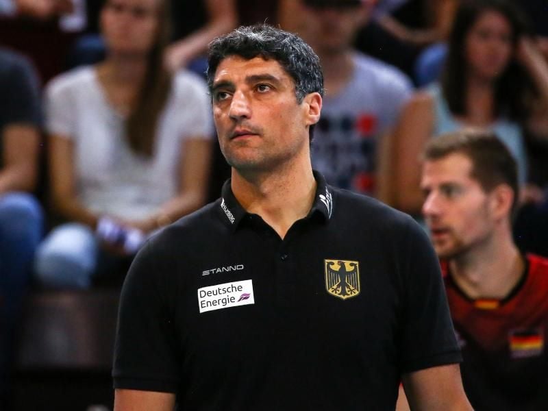Deutschlands Volleyball-Nationaltrainer Andrea Giani unterlag mit seiner Mannschaft den USA mit 1:3. Foto: C. Schmidt/dpa/Archiv