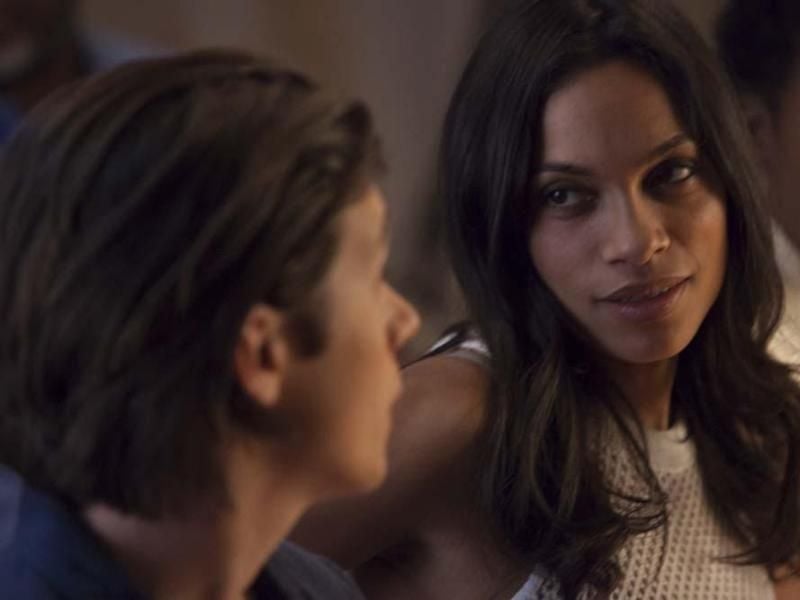 Taylor Ogburn (Nick Robinson) verliebt sich in die rund 20 Jahre ältere Krystal (Rosario Dawson) Foto: Kinostar