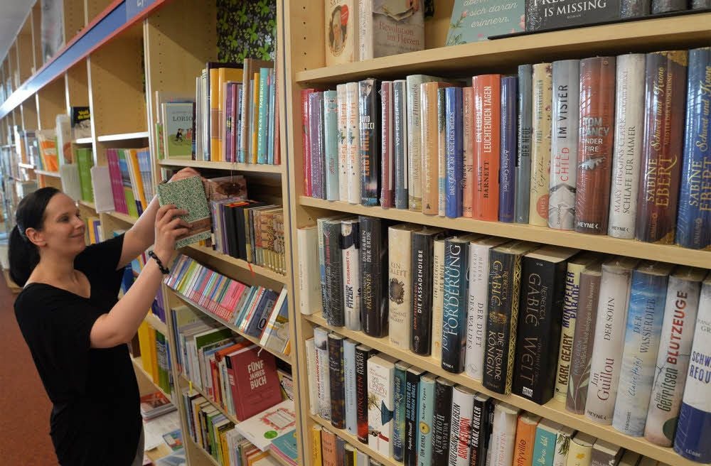 Bücherfreunde werden in Aschersleben auch weiterhin fündig. Die Mitarbeiter wie Corinne Krüger werden übernommen.