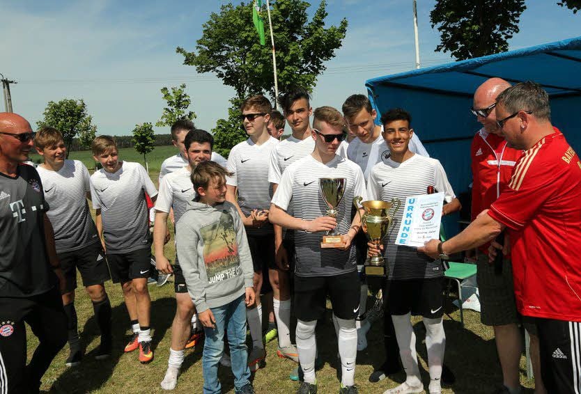 Die Jungs von Netztest United holen sich beim Kleinfeldturnier in Holzdorf den Sieg und damit auch den Wanderpokal.