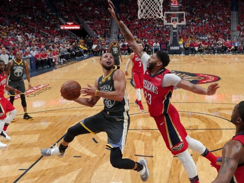 Anthony Davis (M) von den New Orleans Pelicans blockt Stephen Curry (l) von den Golden State Warriors. Foto: Gerald Herbert/AP