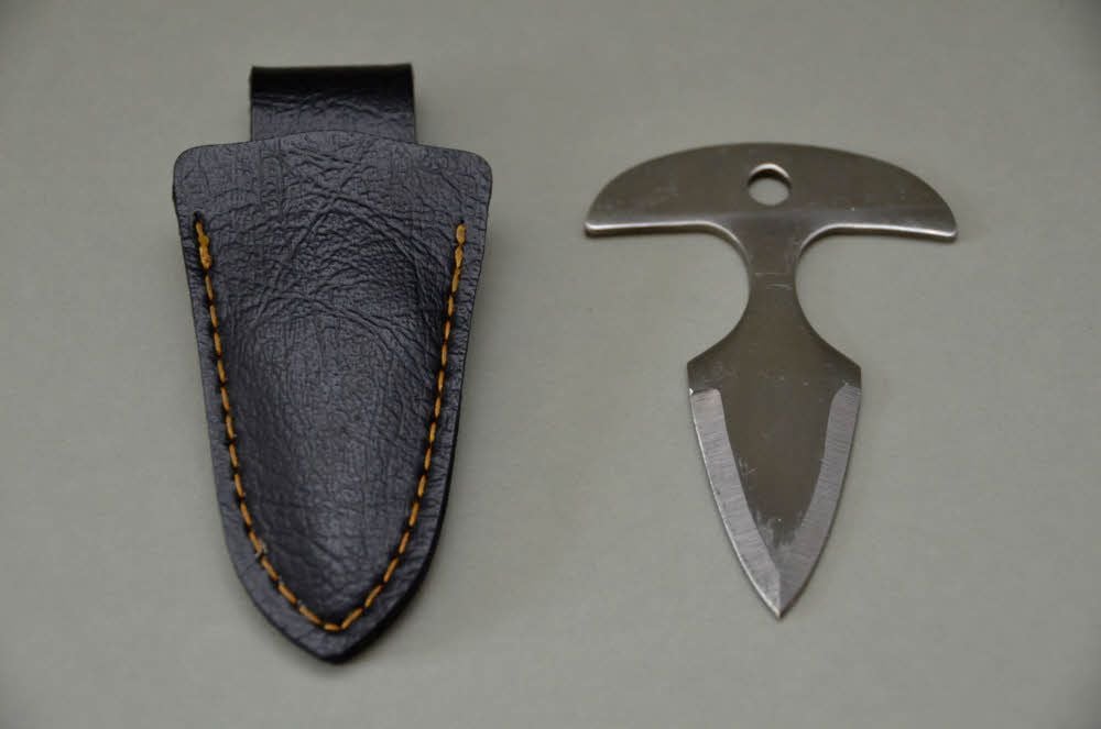 Ähnlich wie dieses abgebildete Faustmesser sah jenes aus, das ein 26-Jähriger bei sich trug, als er Anfang des Jahres in Naumburg von Beamten aufgegriffen worden war.