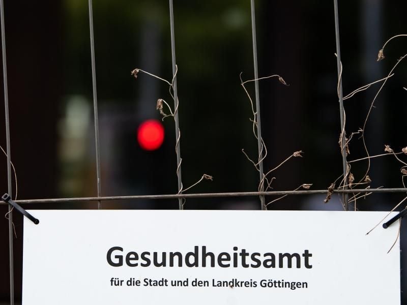 Eine Absperrung des Gesundheitsamts in Göttingen. Foto: Swen Pförtner/dpa