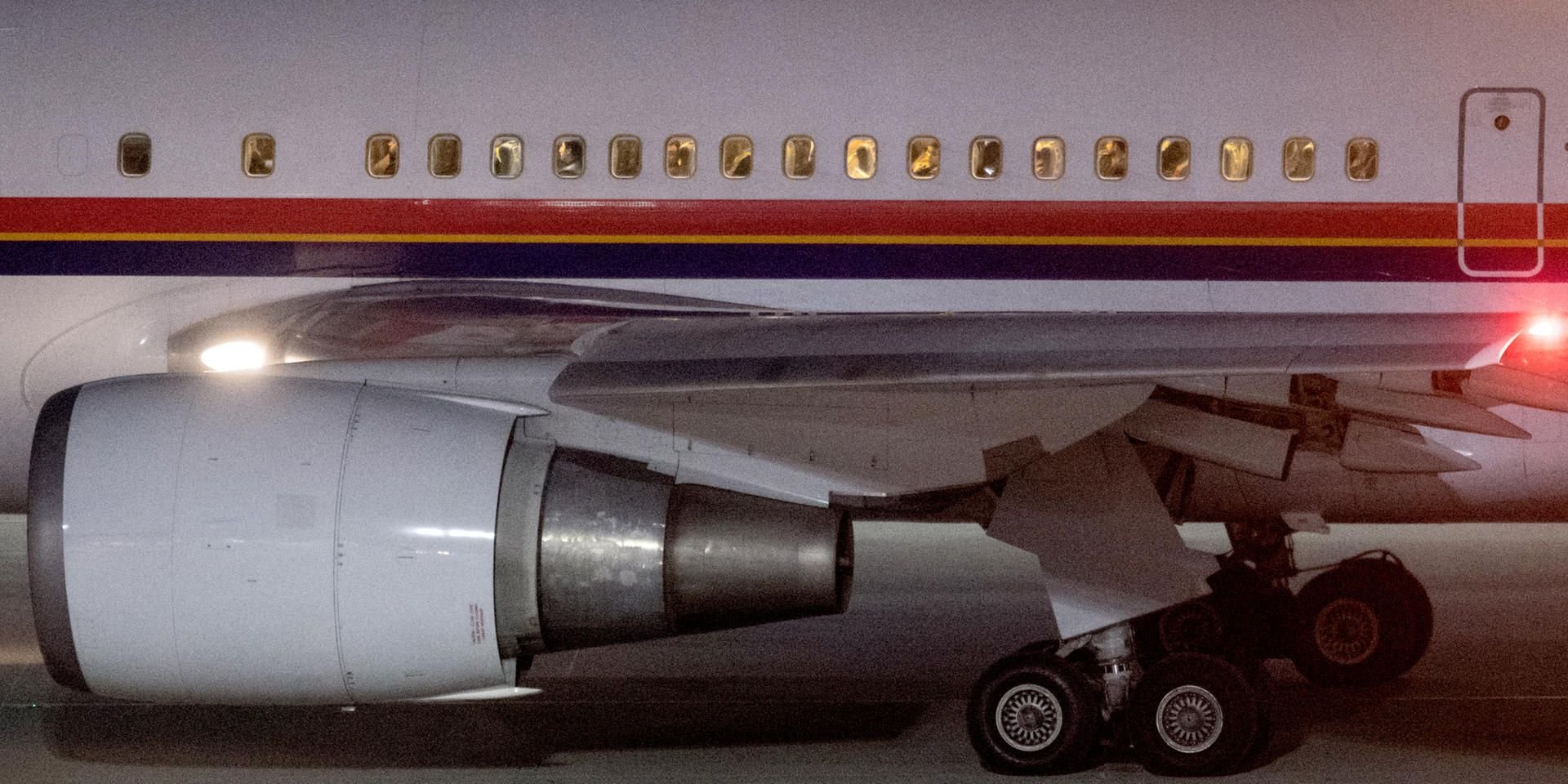 Ein mit abgelehnten Asylsuchenden besetztes Flugzeug rollt vom Flughafen zur Startbahn.