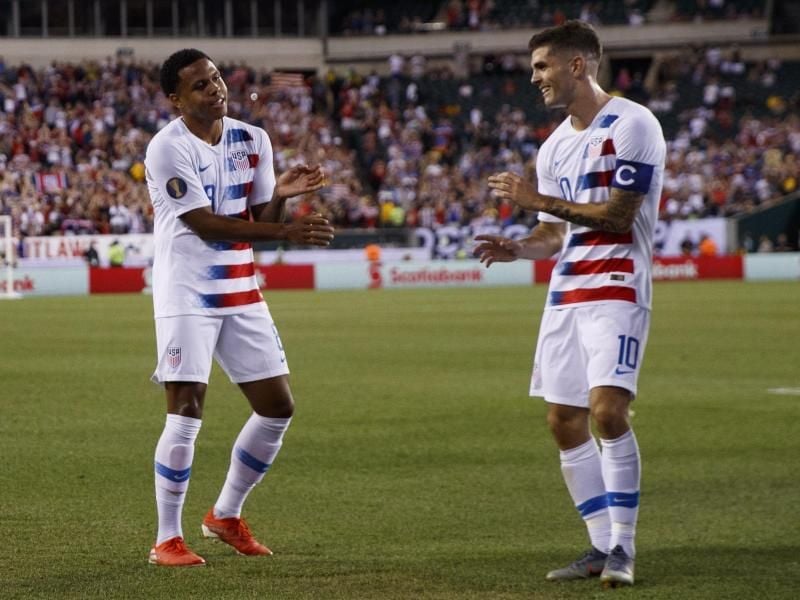 Weston McKennie (l) aus den USA bejubelt sein Tor zum 1:0 mit Christian Pulisic. Foto: Matt Slocum/AP