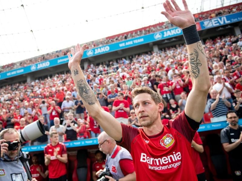 Leverkusens Stefan Kießling (r) wird nach 12 Jahren im Bayer-Dress vor der Partie verabschiedet. Foto: Marius Becker