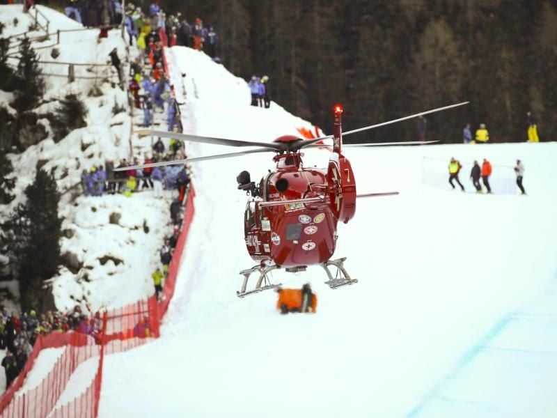 Ein Rettungshubschrauber startet mit dem schwer gestürzten Schweizer Marc Gisin an Bord. Foto: M. Trovati/AP