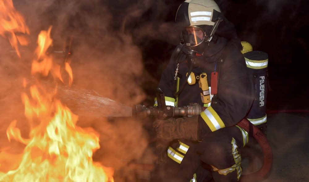 Nur zur Übung: Matthias Braunroth, Mitglied der Freiwiilligen Feuerwehr Merseburg, beim Löschangriff.