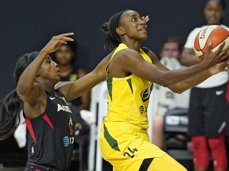 WNBA-Finale: Jewell Loyd (r) von den Seattle Storm und Jackie Young von den Las Vegas Aces in Aktion. Foto: Chris O'meara/AP/dpa
