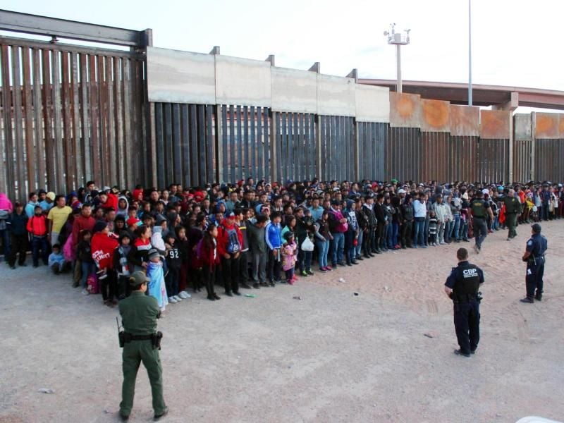 Migranten an der Grenze zwischen den USA und Mexiko. Foto: U.S. Custome and Border Protecti/AP