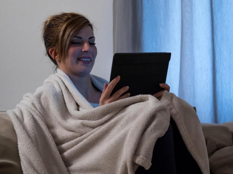 Klassisches TV-Programm gibt es dank diverser Dienste auch ohne Fernseher - etwa überall via Internet und App aufs Tablet. Foto: Christin Klose/dpa-tmn