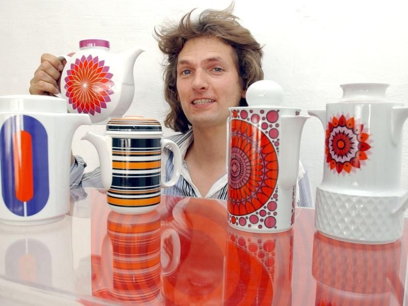 Gerd Siekmann hat Kaffeekannen zwischen Popart (l) und Prilblumen-Kitsch in seinem kleinen Museum „Friday-Box” in Köln zusammengestellt. Foto: Roland Scheidemann