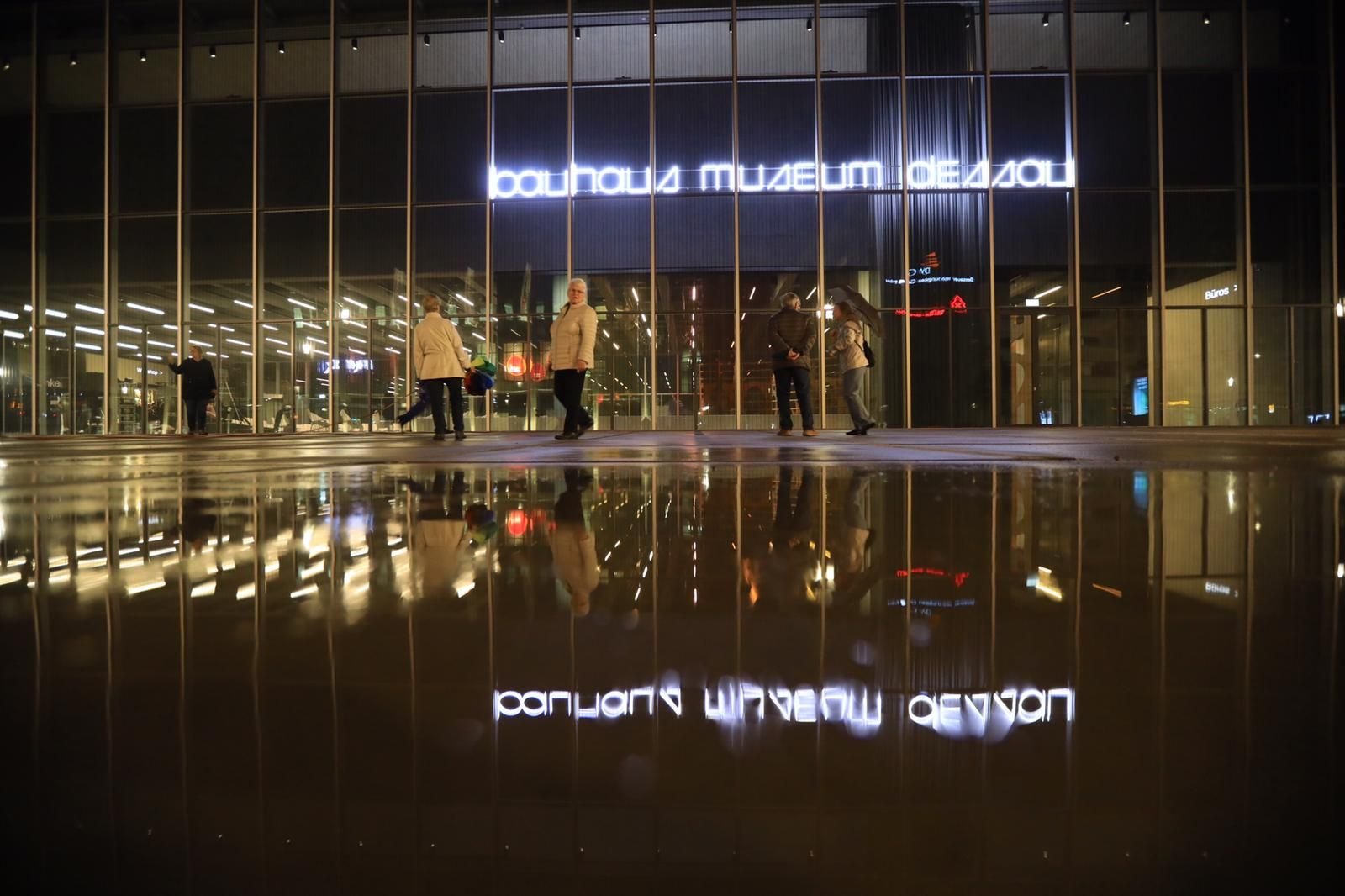 Das Bauhaus Museum Dessau bei Nacht.