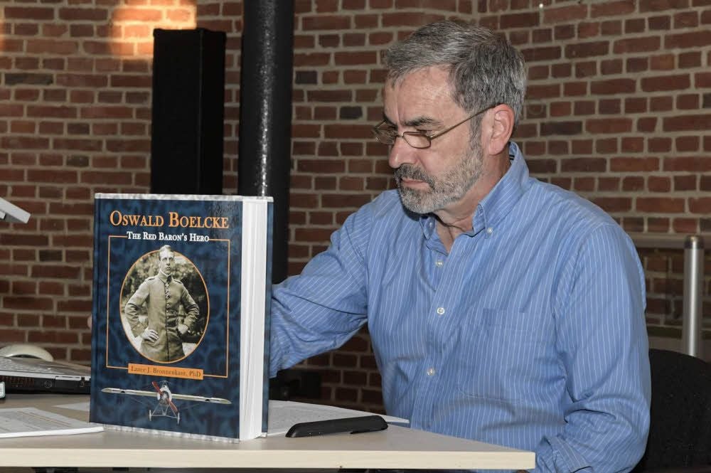 Im Landesarchiv stellt Lance J. Bronnenkant die Biografie vor.