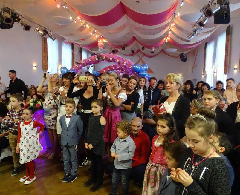 Eine riesige Familienfeier im Elsteraner Elsterland-Saal