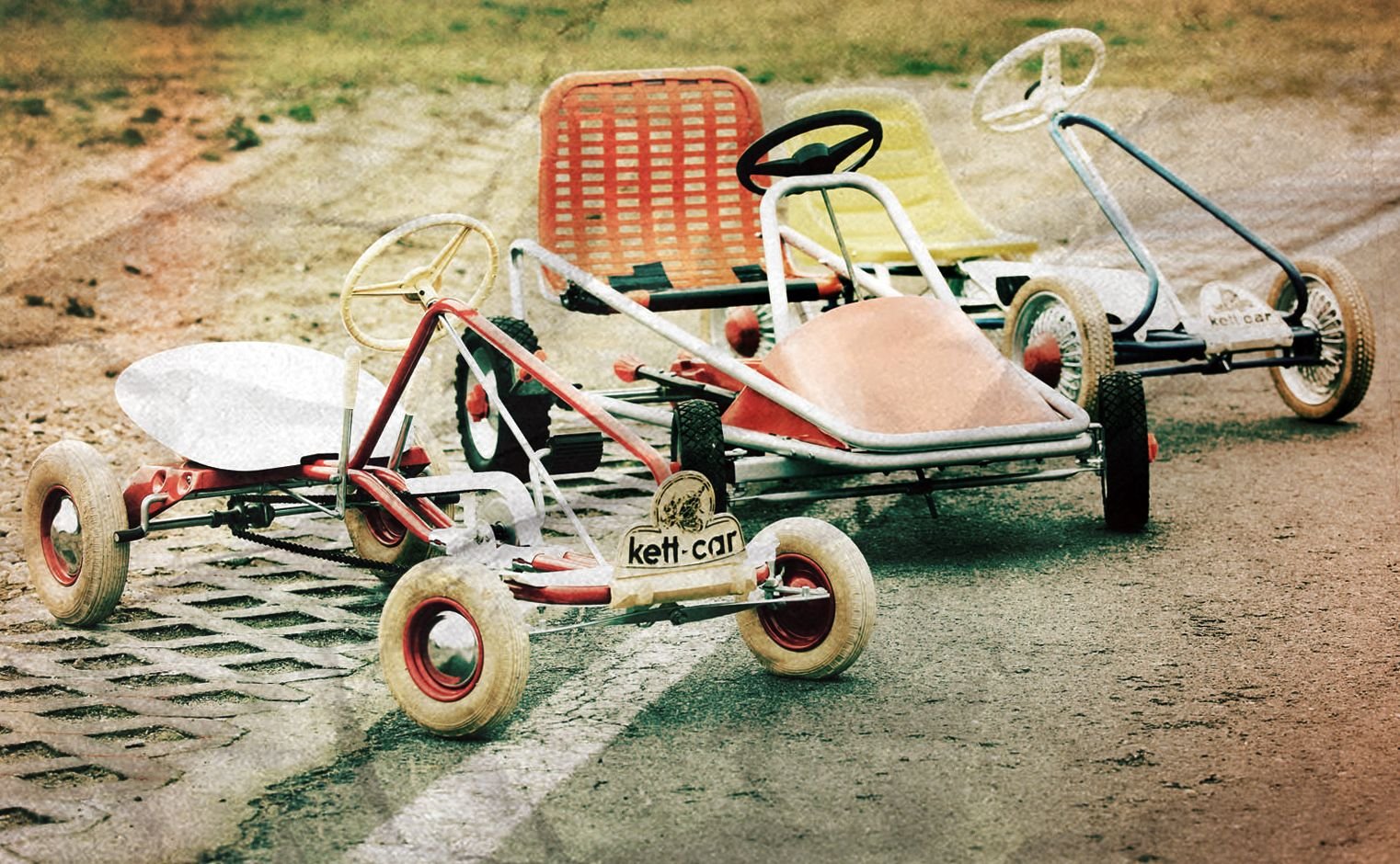 Das Bild zeigt Kettcars der Firma Kettler aus den 60er Jahren.