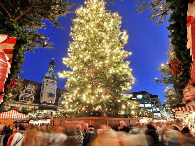 Der Weihnachtsbaum auf dem Leipziger Weihnachtsmarkt vor dem Alten Rathaus. Foto: Hendrik Schmidt/zb/dpa/Illustration