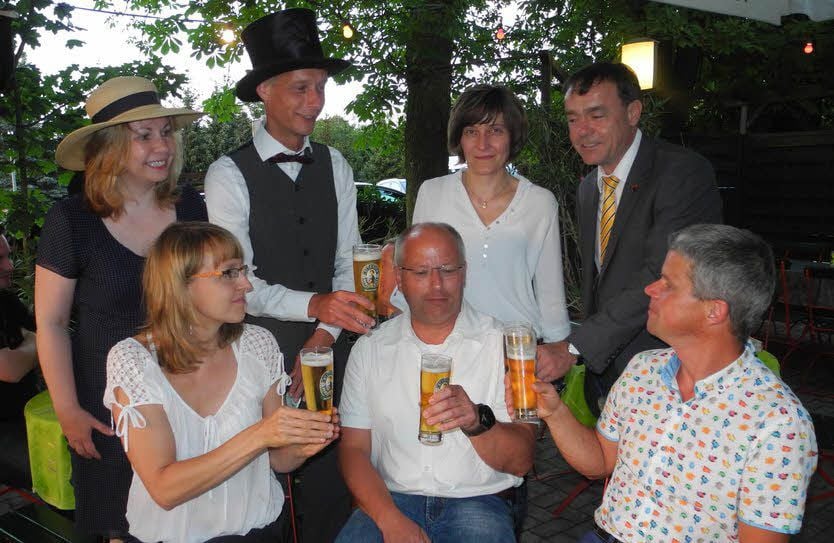 Verlegerin Stephanie Kammer, die Autoren Dennis Weiner und Ulf Lehmann (vorn v.l.); Heike Drobner-Dechering, Christian Poser, Anja Richter-Nowack und Jessens Bürgermeister Michael Jahn (hinten v.l.)