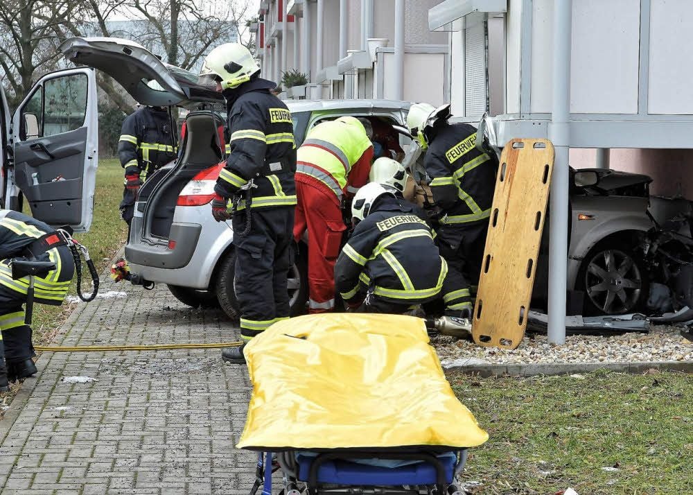 Im Einsatz: Die Beifahrerin musste mit schwerer Technik aus dem Auto geholt werden.