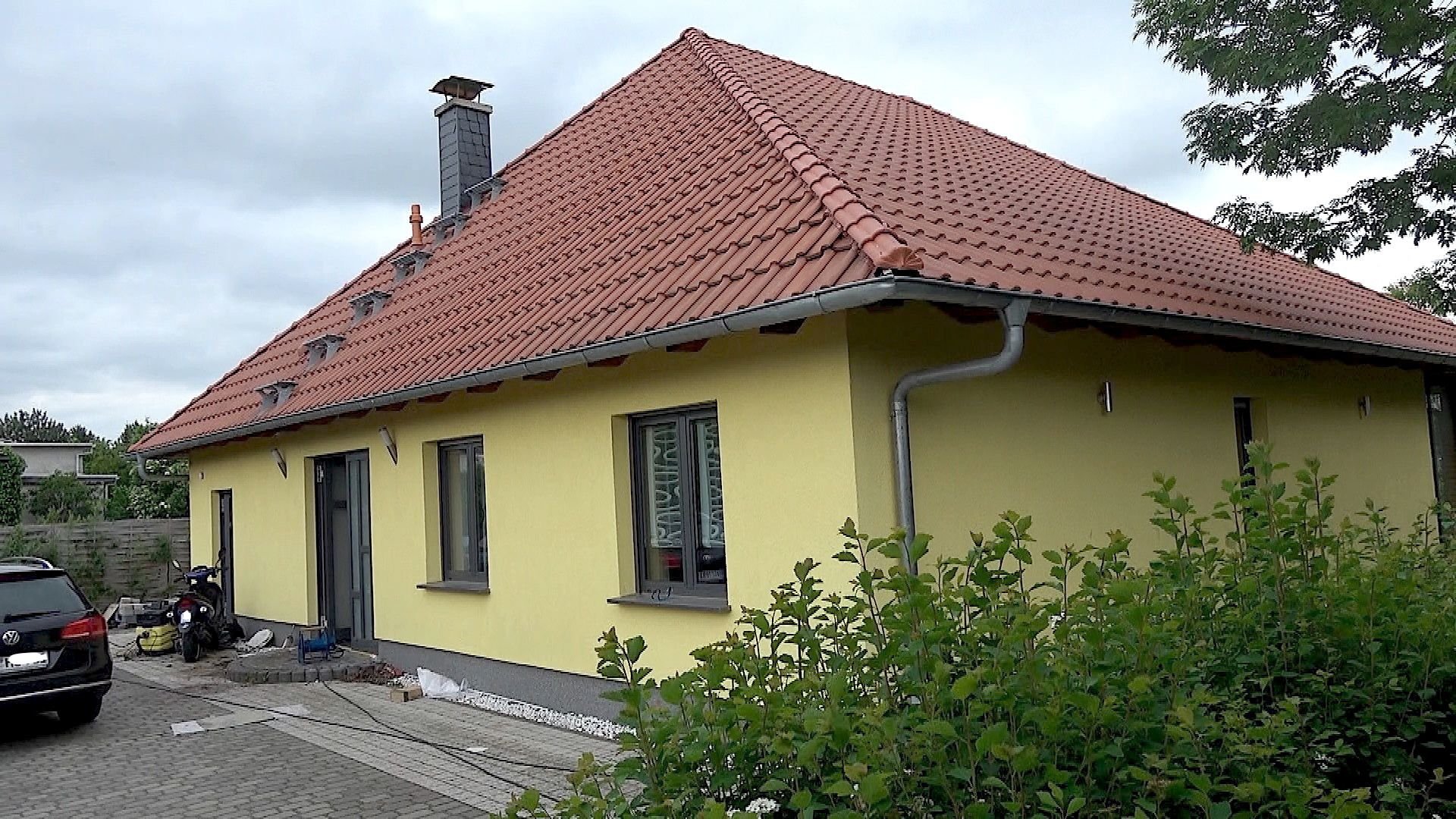 In diesem Einfamilienhaus in der Minslebener Straße in Halberstadt hatte es in der Nacht zu Montag eine Explosion gegeben.