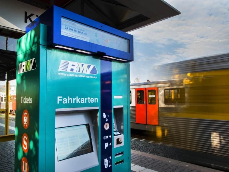 Ein Fahrkarten-Automat steht in Friedrichsdorf auf dem Bahnsteig. Foto: Andreas Arnold/dpa/Archivbild