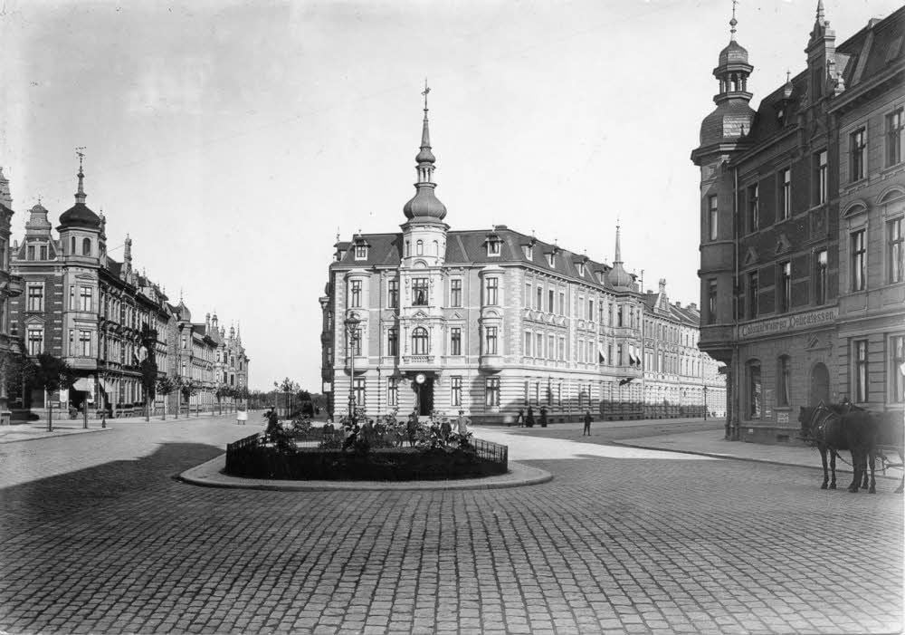 Der Lidiceplatz mit dem sogenannten „Katzenhaus“ (Mitte)