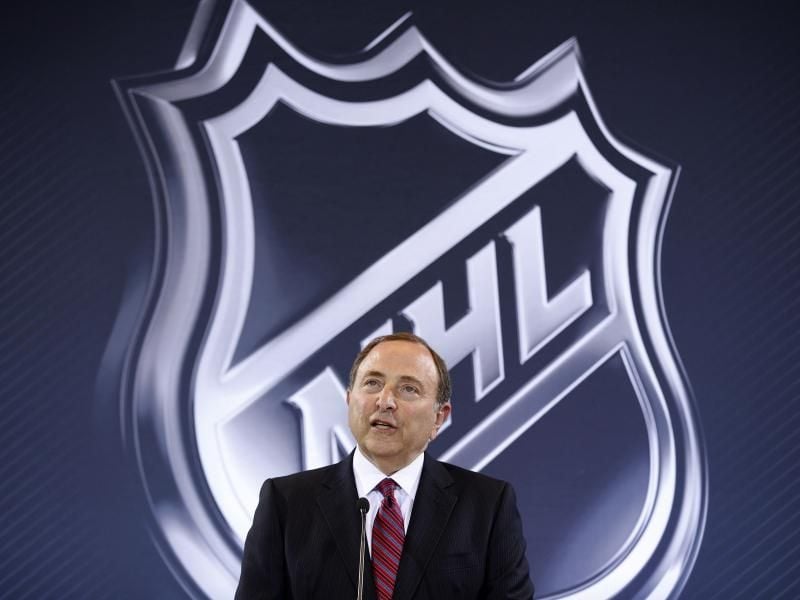NHL-Commissioner Gary Bettman steht vor dem NHL Logo während einer Pressekonferenz. Foto: John Locher/AP/dpa