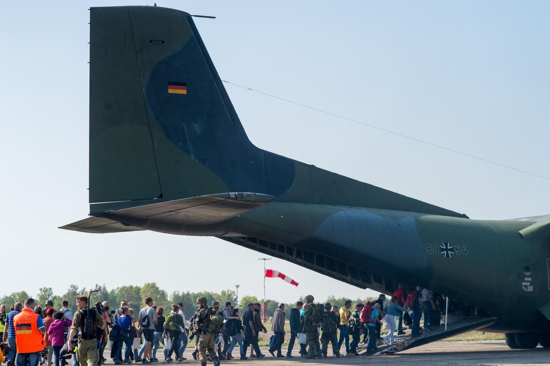 Fallschirmjäger geleiten auf dem Flugplatz Borstel bei Stendal während einer Evakuierungsübung Bundesbürgern die von Statisten gespielt werden zu einer Transall.