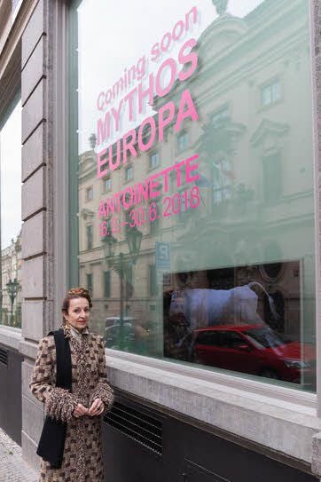Die in Leipzig lebende und arbeitende Künstlerin Antoinette vor dem Prager Museum Montanelli in der berühmten Nerudova, März 2018