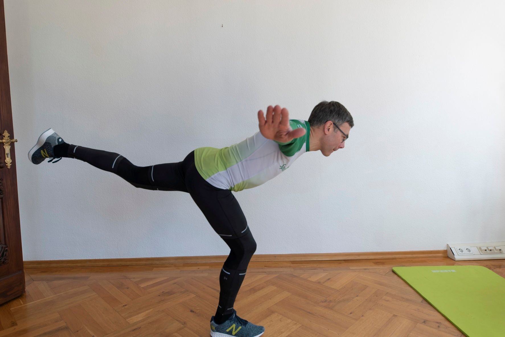 Standwaage: Oberkörper und Spielbein bilden eine Linie, den Bauch anspannen. Je tiefer die Waageposition, desto schwieriger die Übung. Das Ganze ein paar Sekunden halten. Dann das Standbein wechseln.